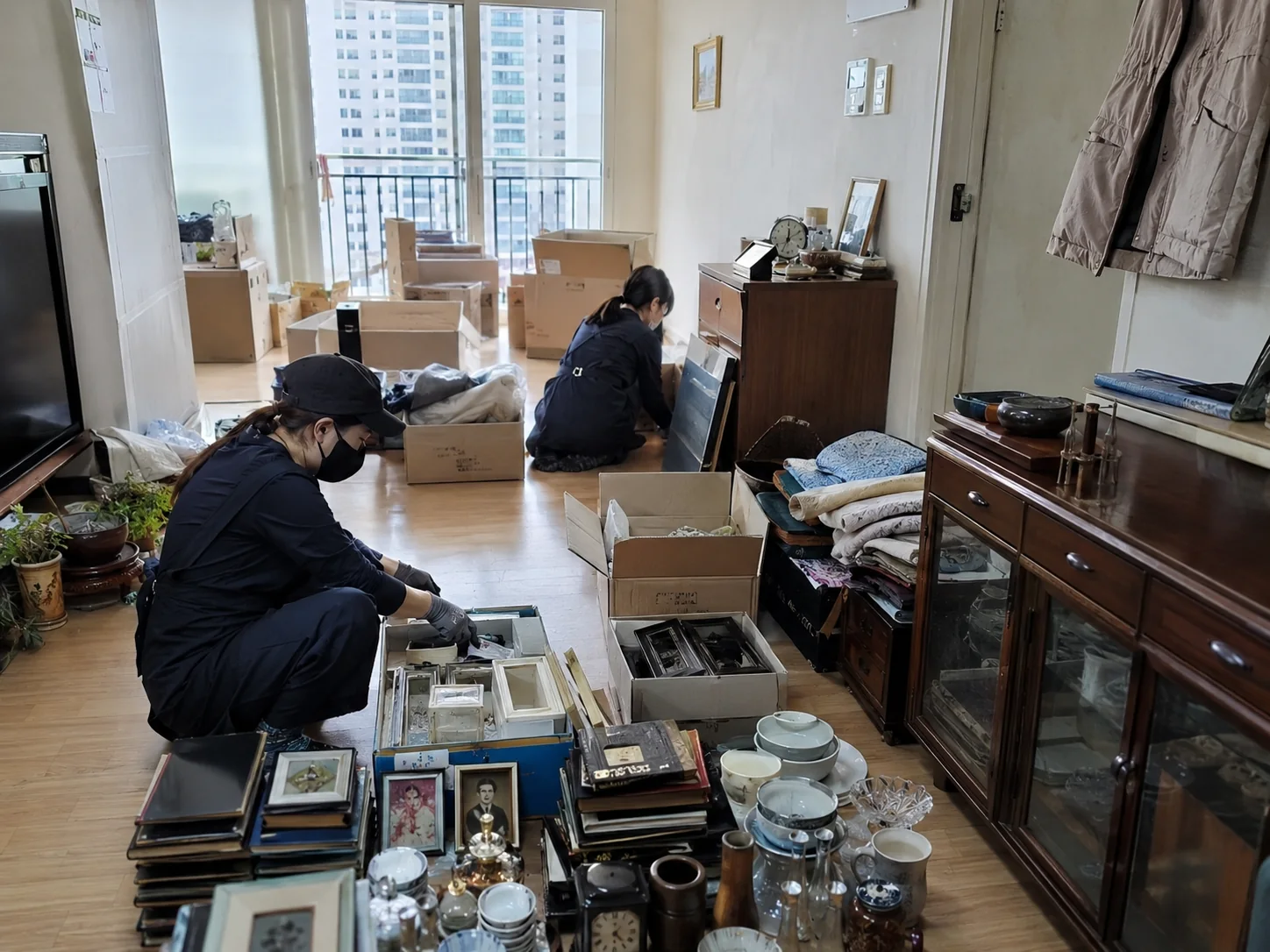 유품을 종류별로 분류하는 작업자